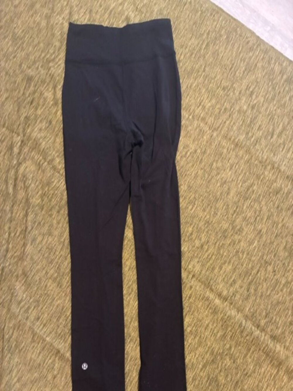 Lululemon size 6 pants, with pockets in the front and tie on the top.